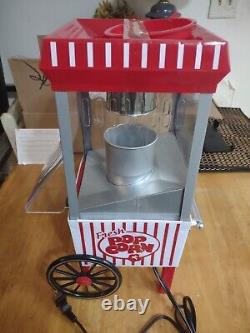 Chariot de machine à popcorn de 2,5 onces qui fait du popcorn pour 10 tasses, style rétro classique.